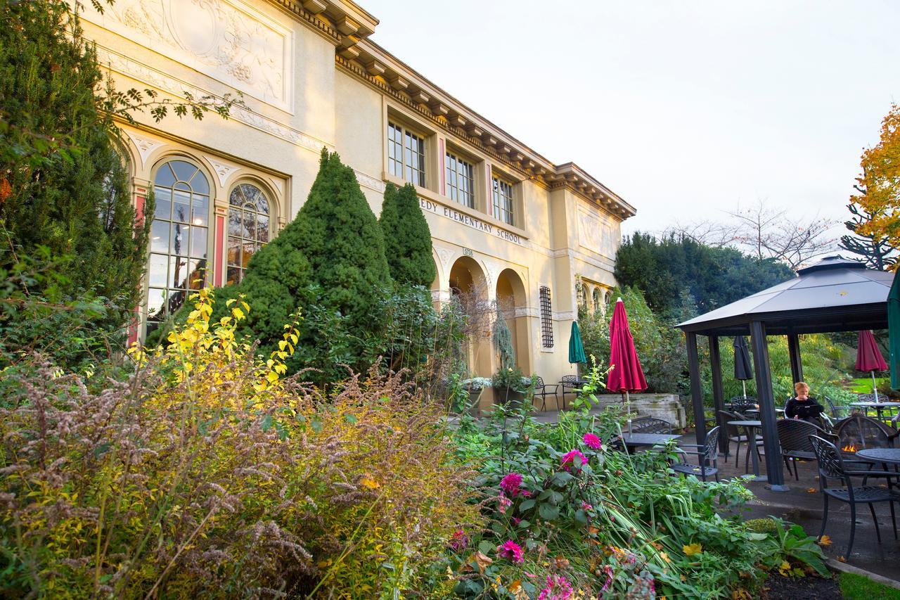 Mcmenamins Kennedy School Hotel พอร์ตแลนด์ ภายนอก รูปภาพ