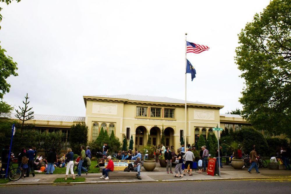 Mcmenamins Kennedy School Hotel พอร์ตแลนด์ ภายนอก รูปภาพ
